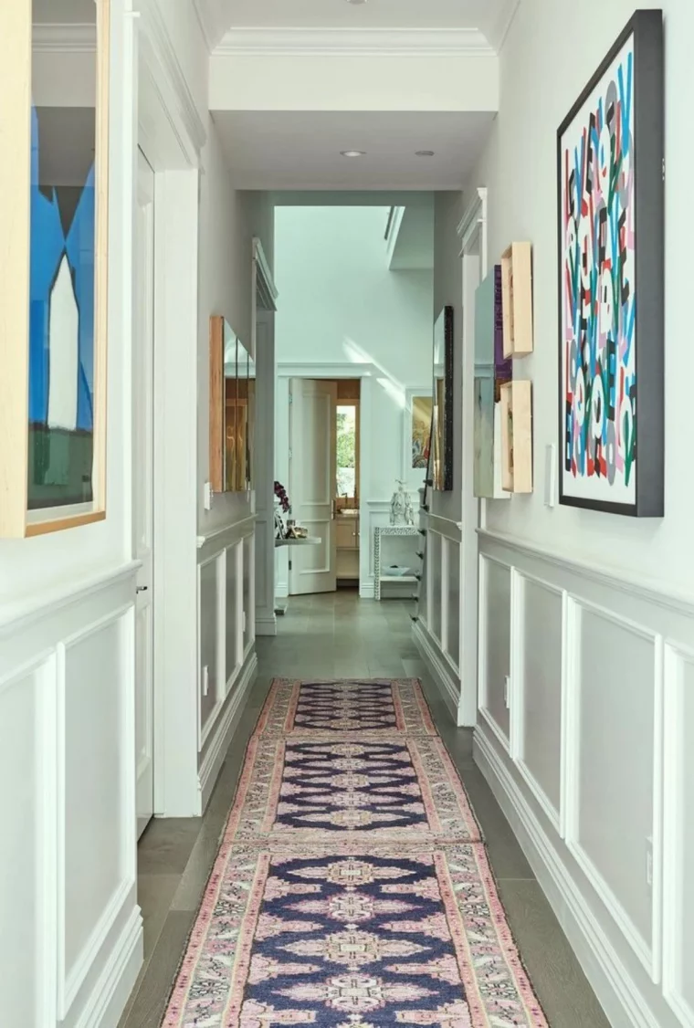 mettre des tapis dans un couloir tableaux aux murs