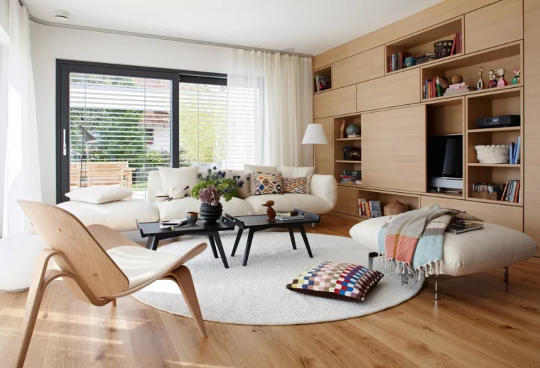 meubles en bois massif et formes arrondies dans le salon en 2023