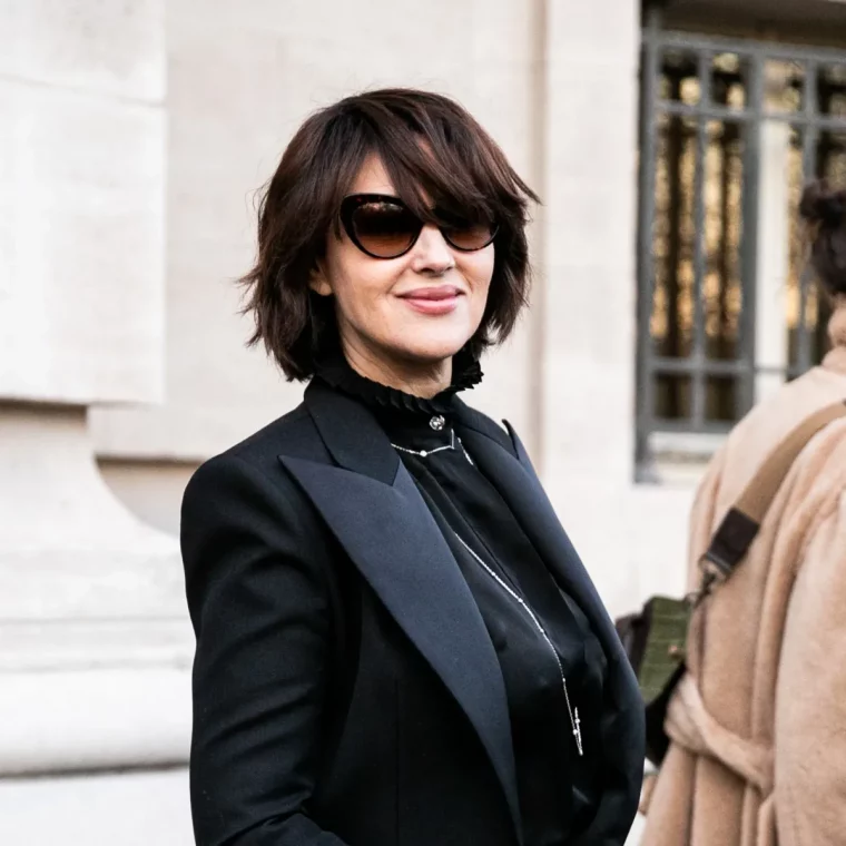 monica bellucci coupe courte femme 50 ans avec frange asymétrique cheveux chatain foncé