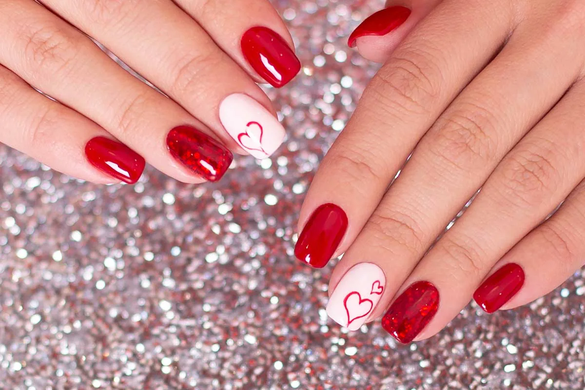 nail art st valentin rouge et blanc avec motif ongle pailletté et dessin coeur