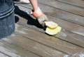 Les astuces de grand-mère pour nettoyer une terrasse en bois très sale après l’hiver : remettez-la à neuf en un rien de temps