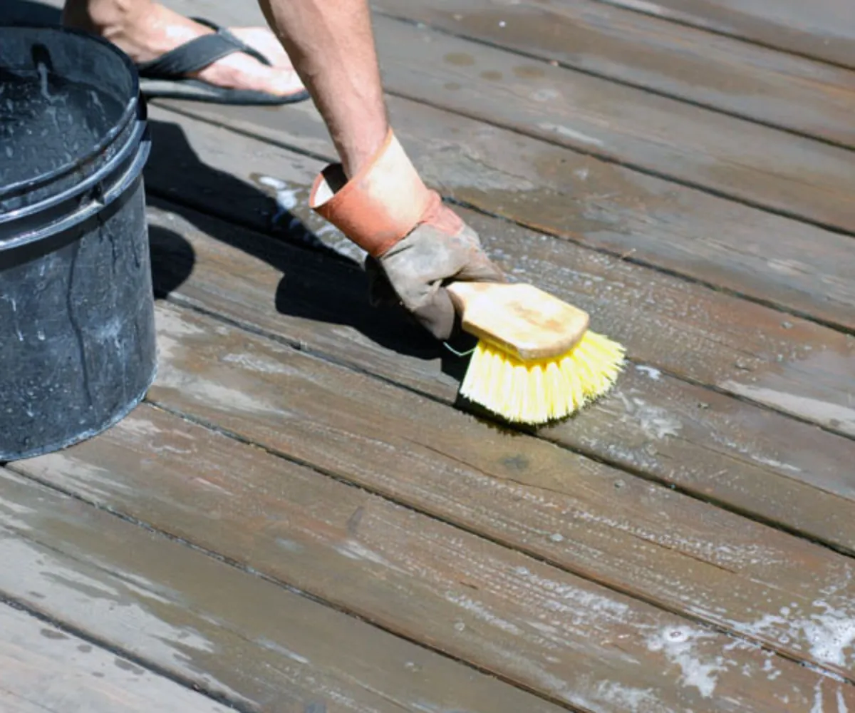 nettoyer une terrasse en bois homme nettoie agenous