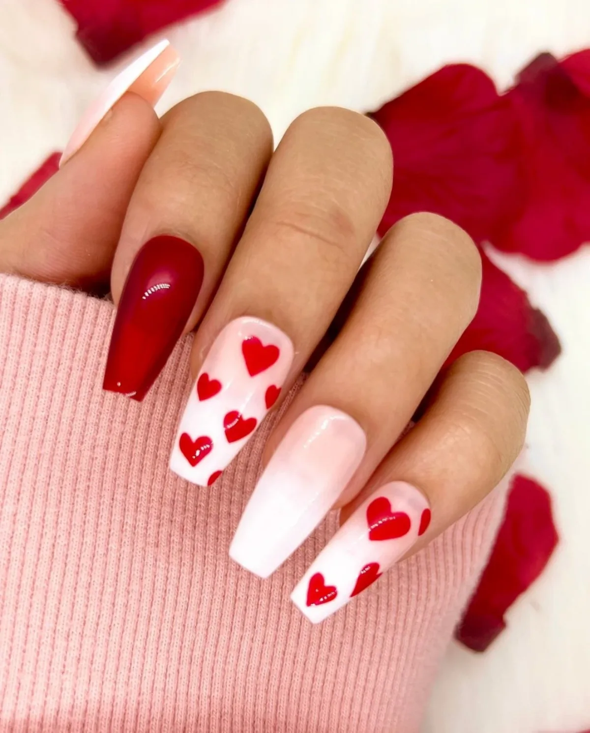 ongle rouge et blanc pour la saint valentin idée comment peindre ses ongles