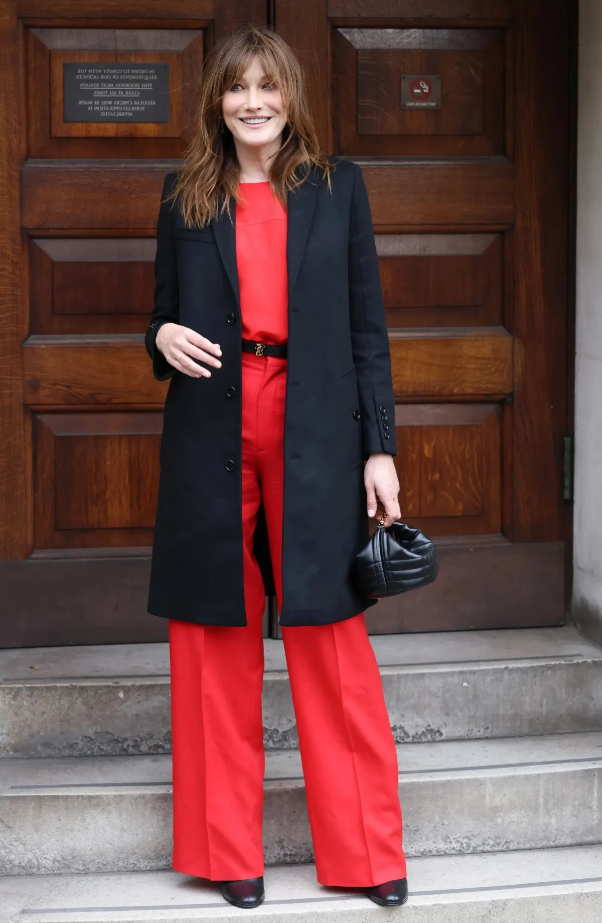 pantalon rouge fluide ceinture noir manteau long noir style vestimentaire femme