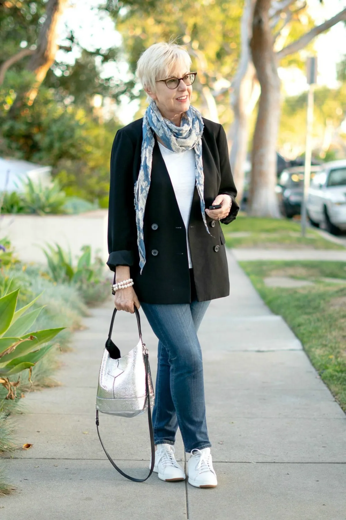 porter des baskets à 60 ans avec jean et blazer noir baskets blanches femme écharpe