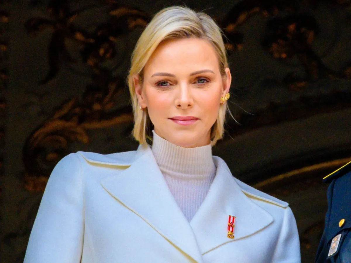 princesse charlène de monaco avec un carré court et mèche sur le côté princesse charlène de monaco avec un carré court et mèche sur le côté