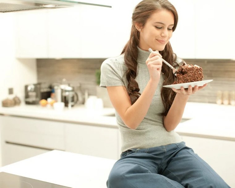 quel est le meilleur moment de la journée pour manger du chocolat jeune fille mange gateau au chocolat