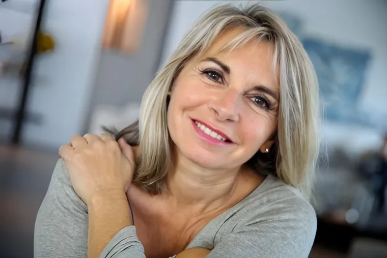 quelle coupe de cheveux avec frange pour visage rond