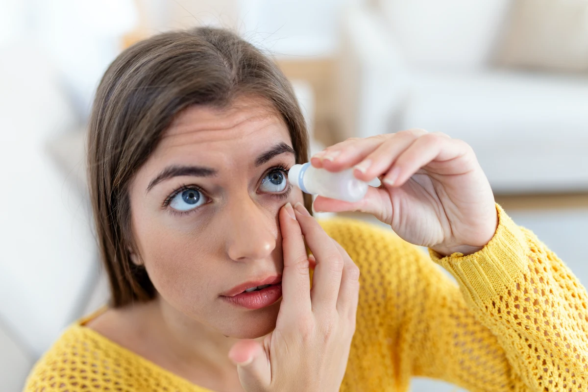 quels sont les causes de la secheresse oculaure femme pull jaune