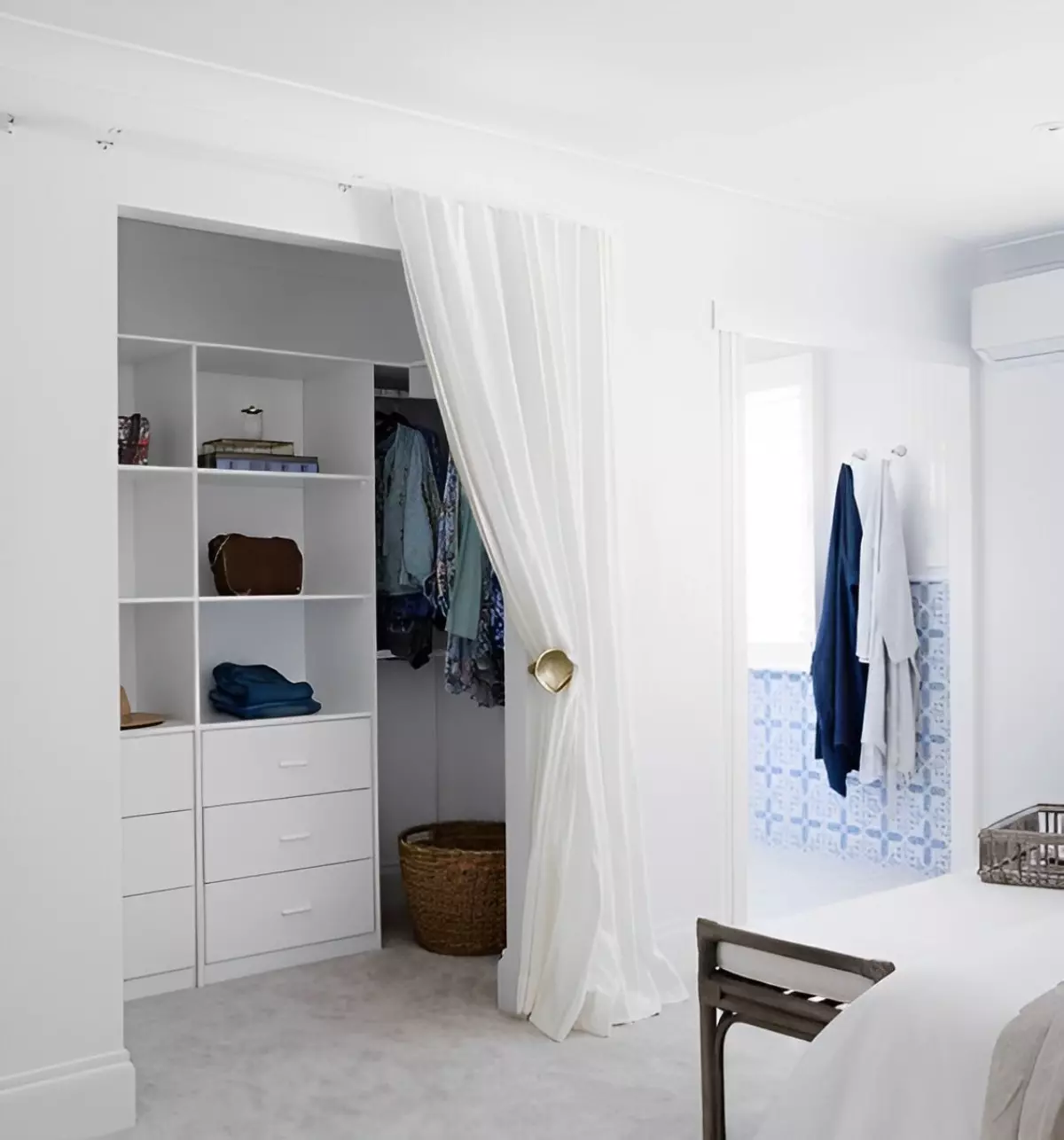 rideau a la place des portes dans un interieur blanc avec des touches de bleu