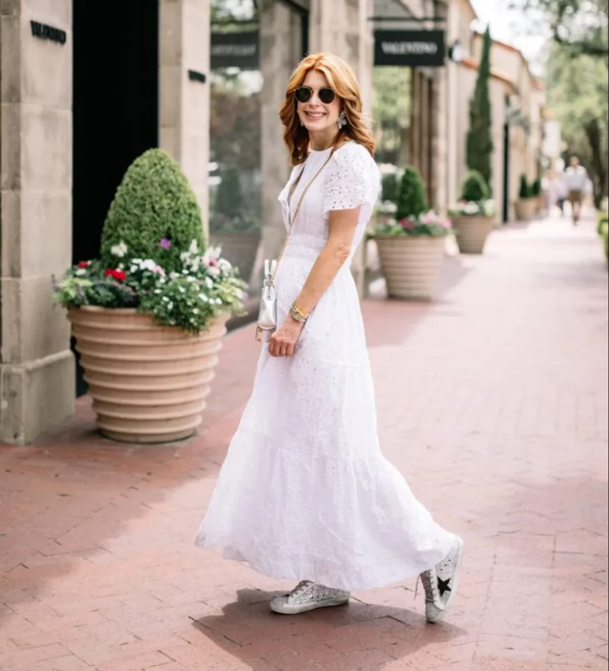 robe et baskets blanches idée de tenue femme chic en blanc femme moderne de 60 ans