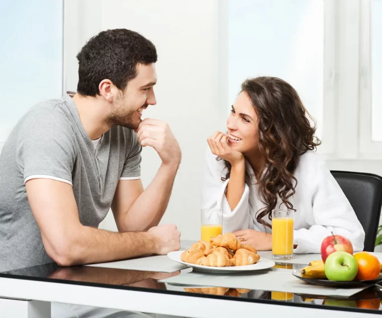 signe compatible en amour avec la vierge deux amoureux parlent ala table