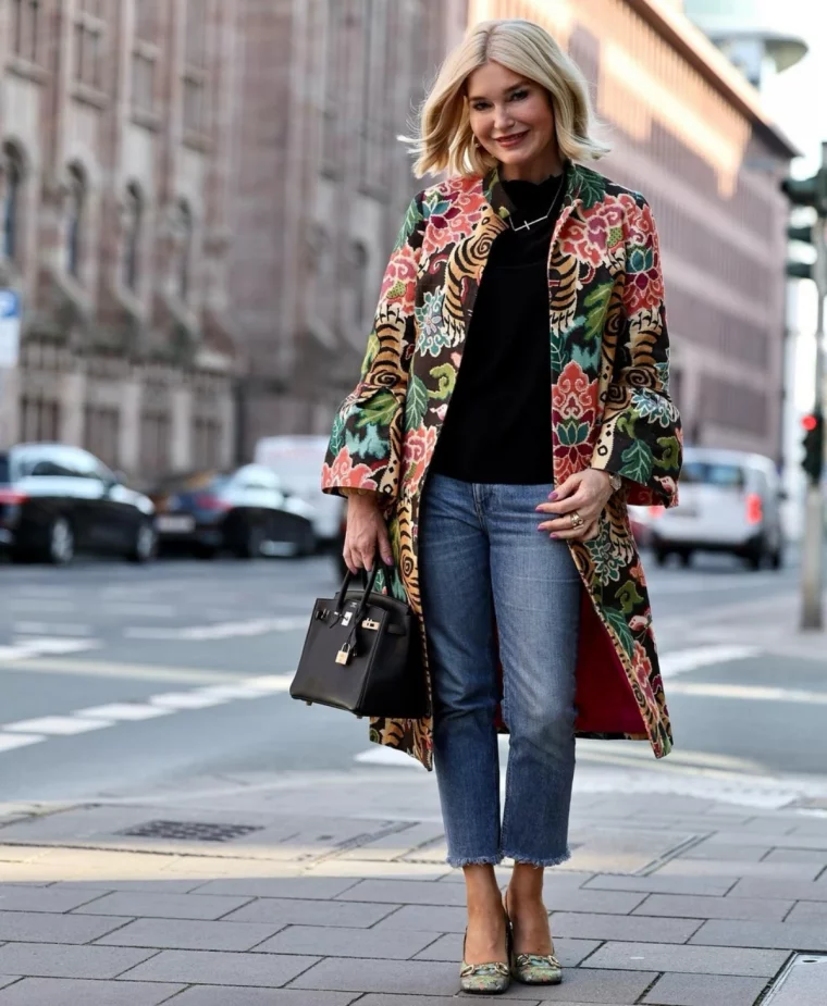 style chic decontracte femme 60 ans veste a fleurs jeans
