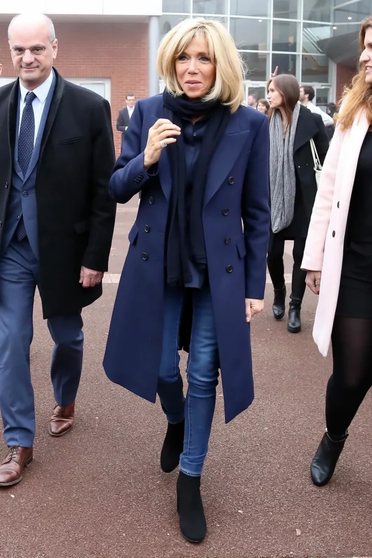style chic et elegant pour femmes 50 ans brigitte macron jean slim et veste blue