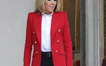 style vestimentaire femme 60 ans blazer rouge chemise blanche