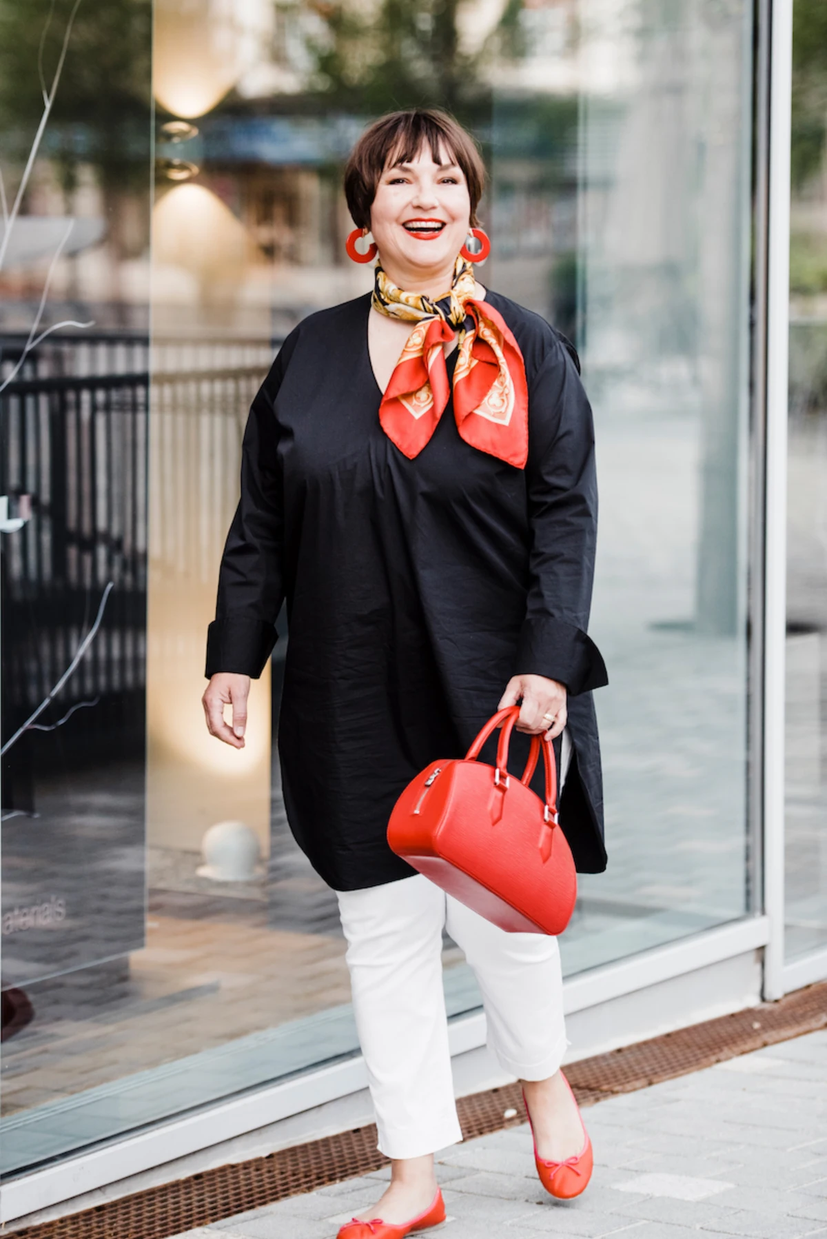tenue chemisier noir long panatalon clair foulard et sac rouge