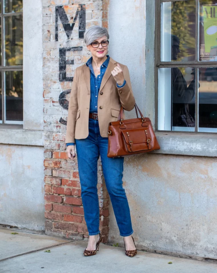 tenue chic et elegante avec total look jean blazer et sac marron femme 60 ans