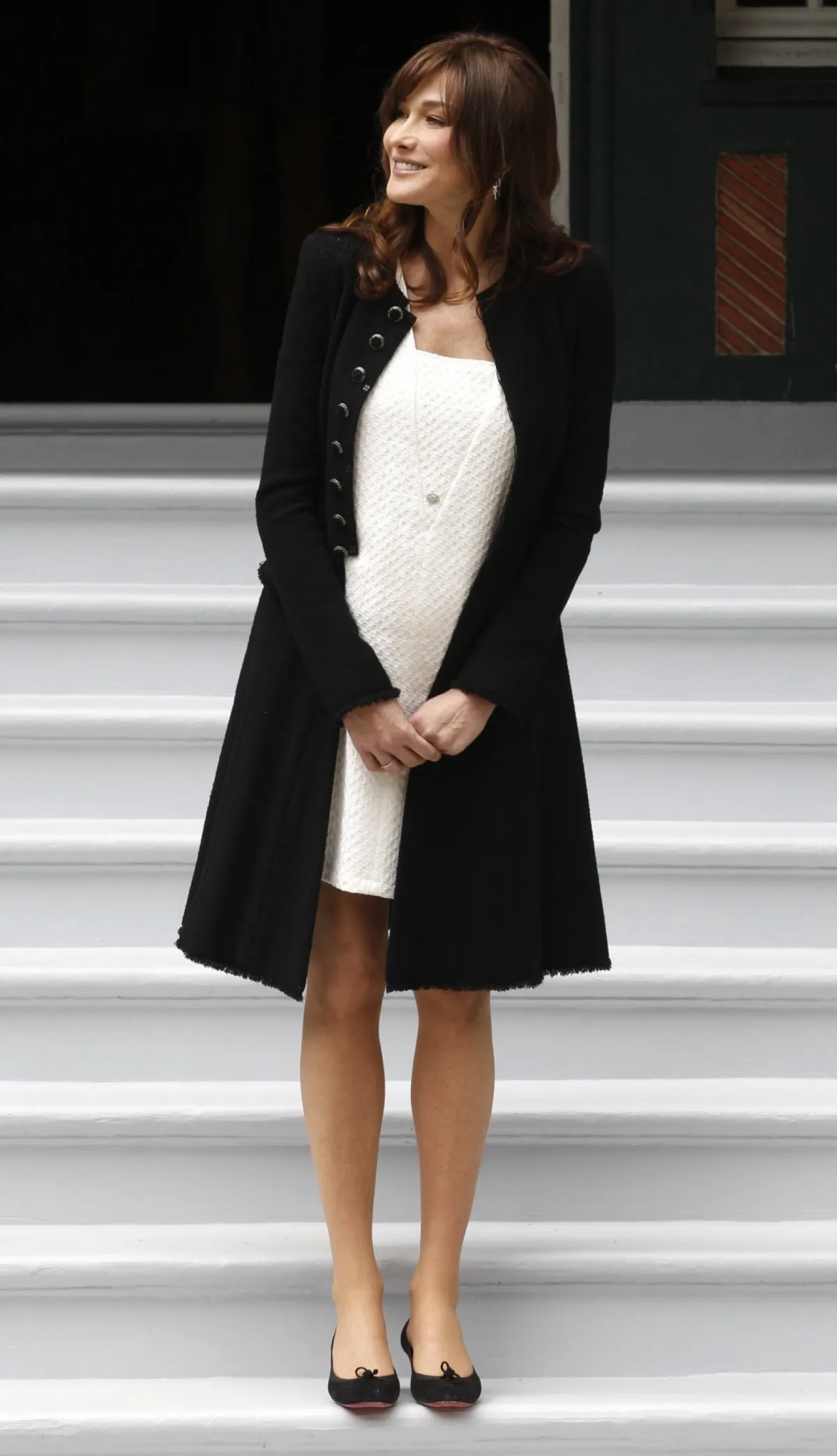 tenue femme 50 ans robe blanche manteau long noir carla bruni