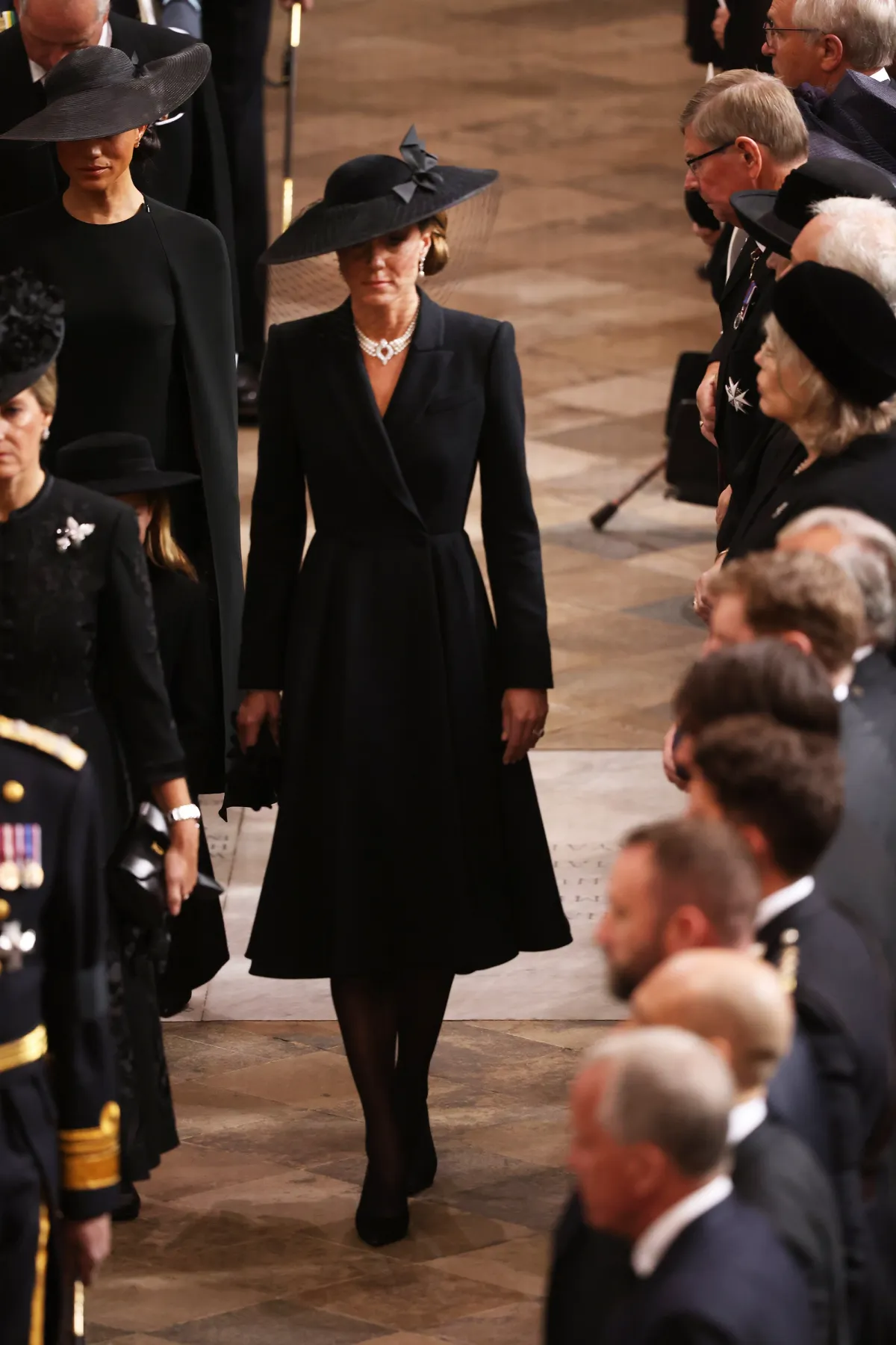 tenue noire de kate middleton pour les funerailles de la reine elisabeth