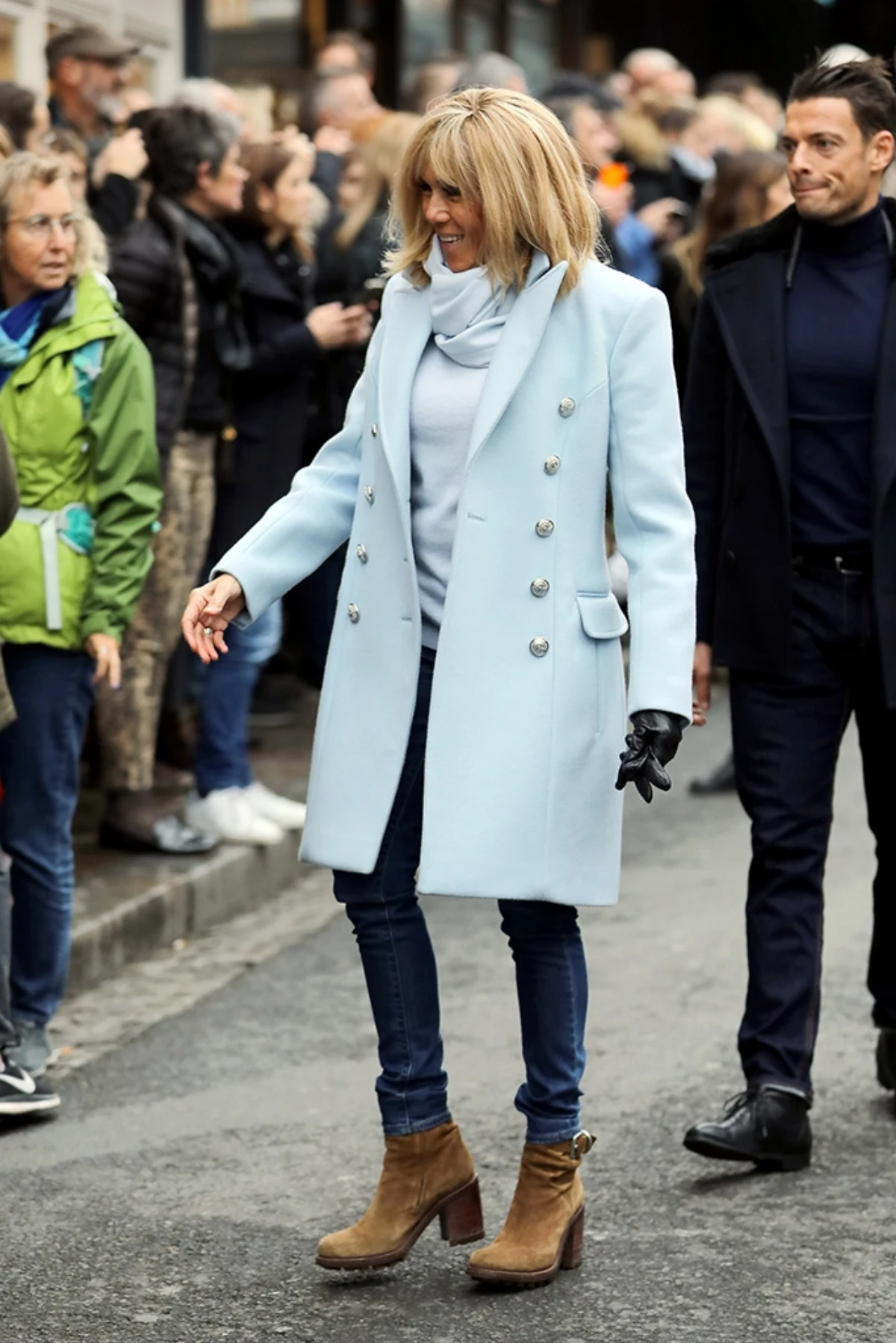 tenues chic avec jean femme 60 ans brigitte macron veste blue