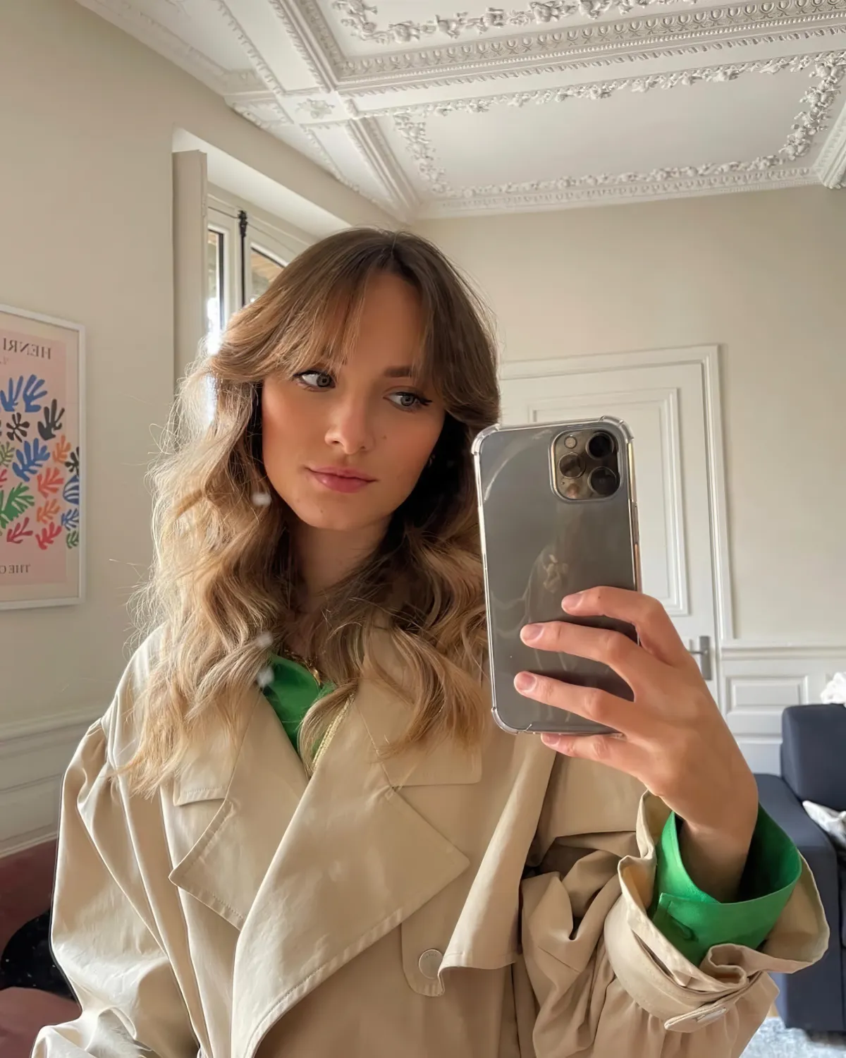 top vert et trench coat beige selfie femme cheveux blond fonce