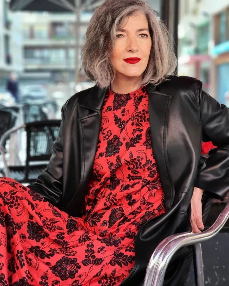 veste en cuir robe rouge femme 50 ans mode