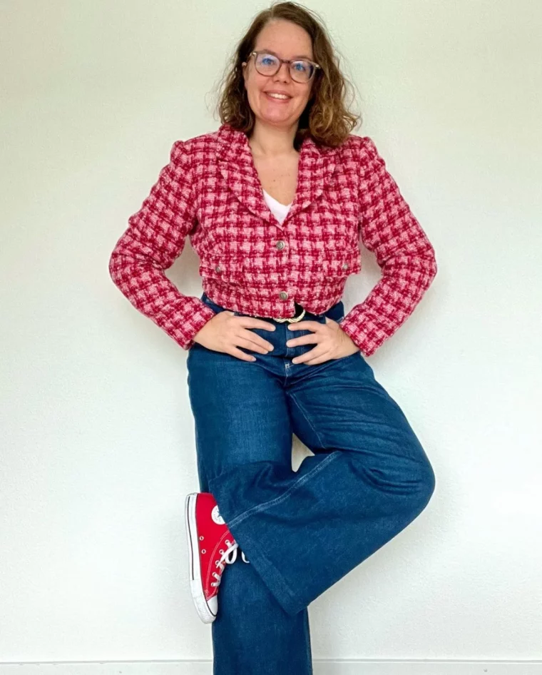 veste en tweed rouje jean et converse rouge tenue femme 60 ans