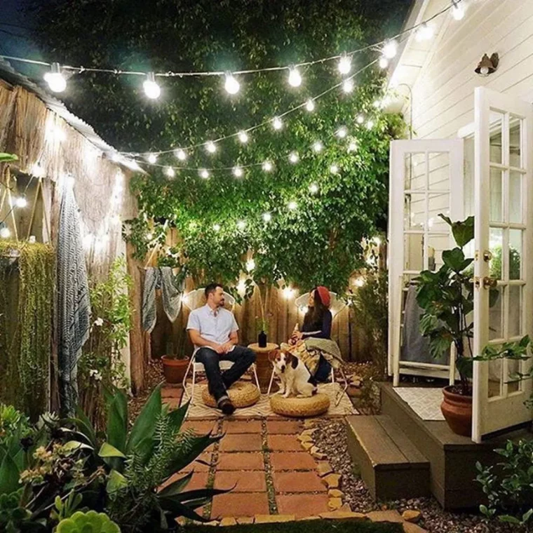 comment aménager un petit jardin tout en longueur lumieres devant maison deux personnes et unchien