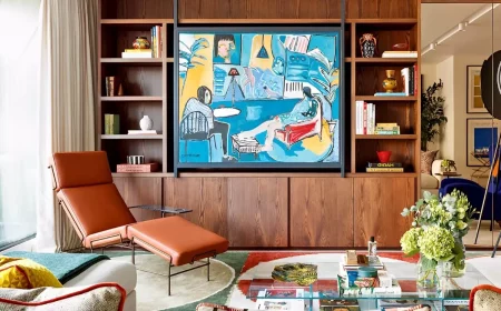 interieur d un salon avec une chaiselongue en cuir a gauche et un tableau dans les tons bleus au centre de l image