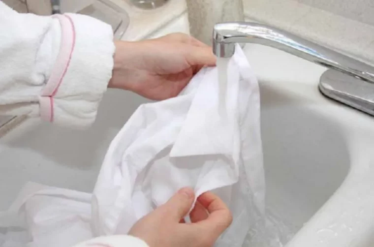 pourquoi les cols de chemises jaunissent deuxmains lavent tissublanc dans unevier