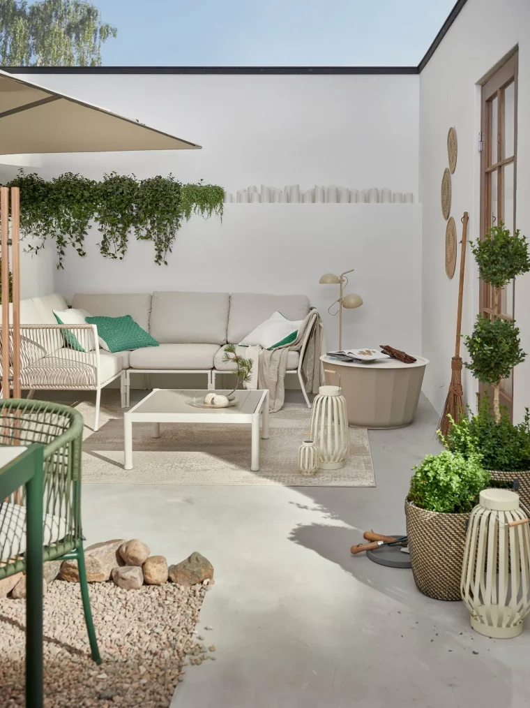 amenagement ikea salon de jardin en acier gris et blanc plantes vertes