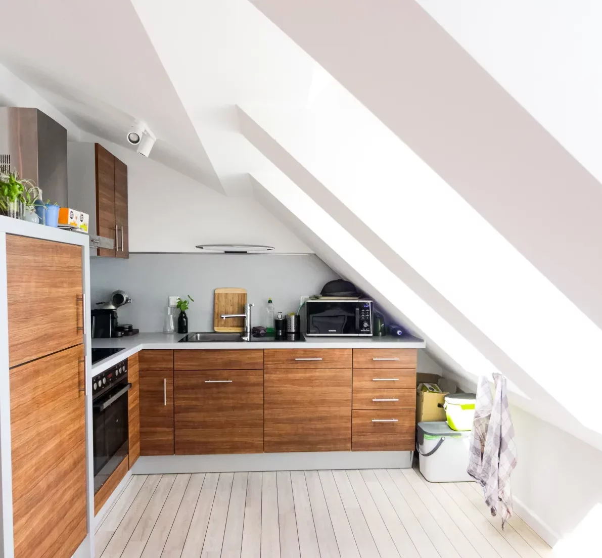 aménager une cuisine sous combles meuble cuisine bois murs et plancher blanc