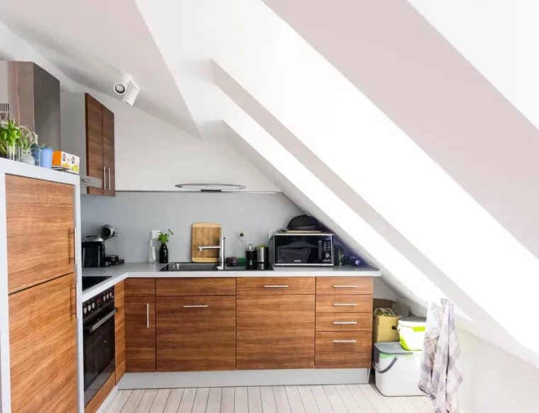aménager une cuisine sous combles meuble cuisine bois murs et plancher blanc