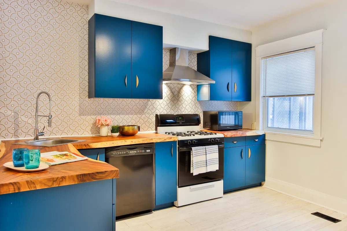 astuce rangement cuisine fait maison cuisine bleue avec plan de travail bois mur originale