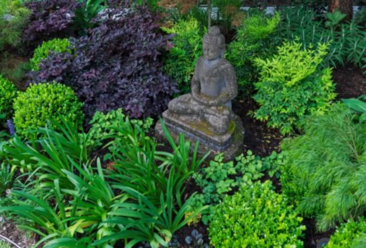 astuces pour aménager un petit jardin petite statue parmiverdure