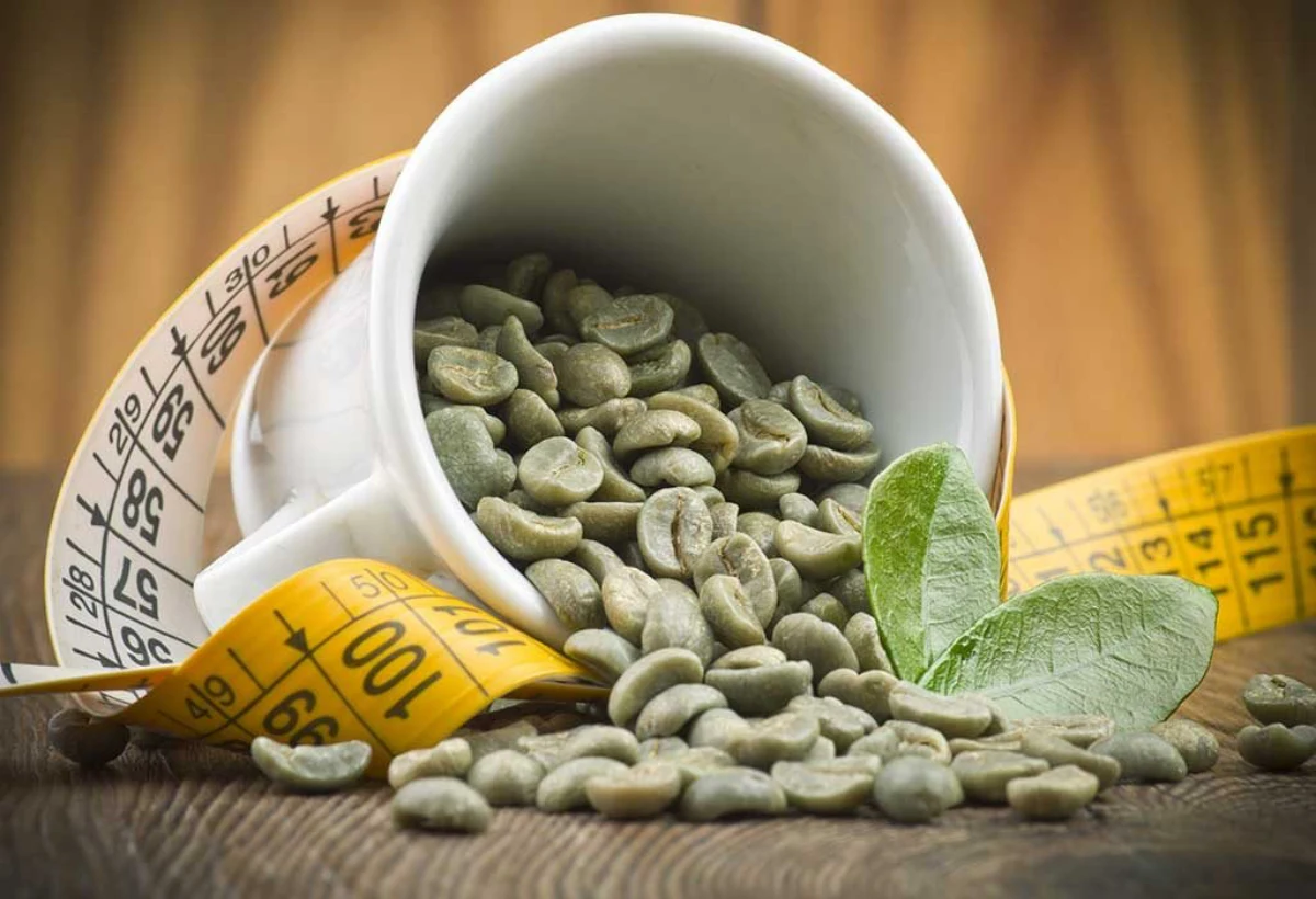 beba café verde para llevar semilla y taza de madera de medidor amarillo