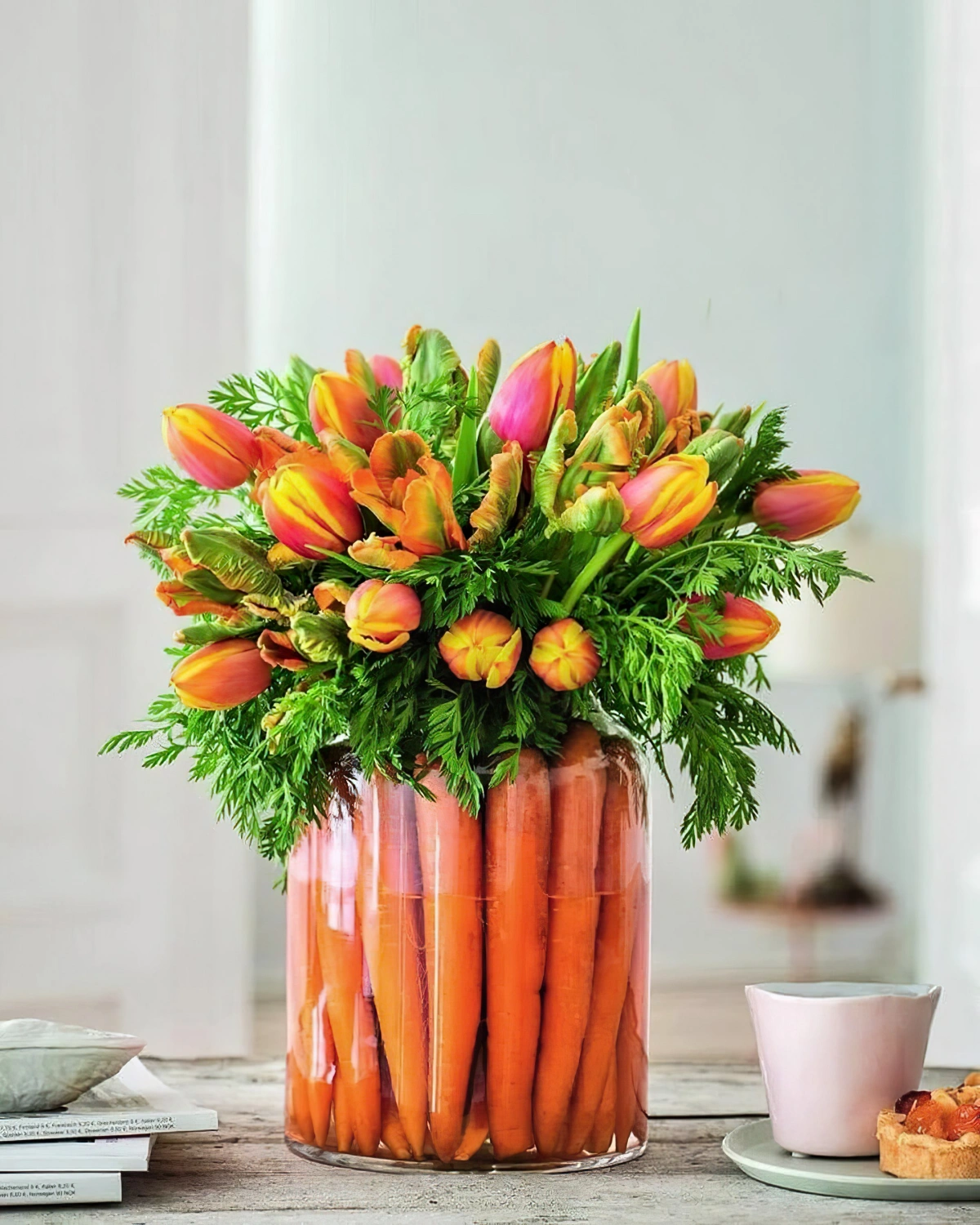 bouquet tulipes oranges branches vertes carottes surface table bois