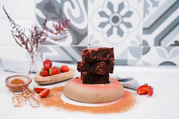 brownie maison fraises poudre cacao carrelage effet ciment fleurs sechees