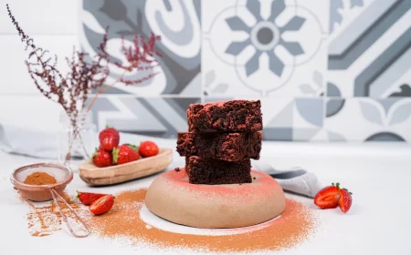 brownies maison fraises poudre cacao carrelage effet ciment fleurs sechees