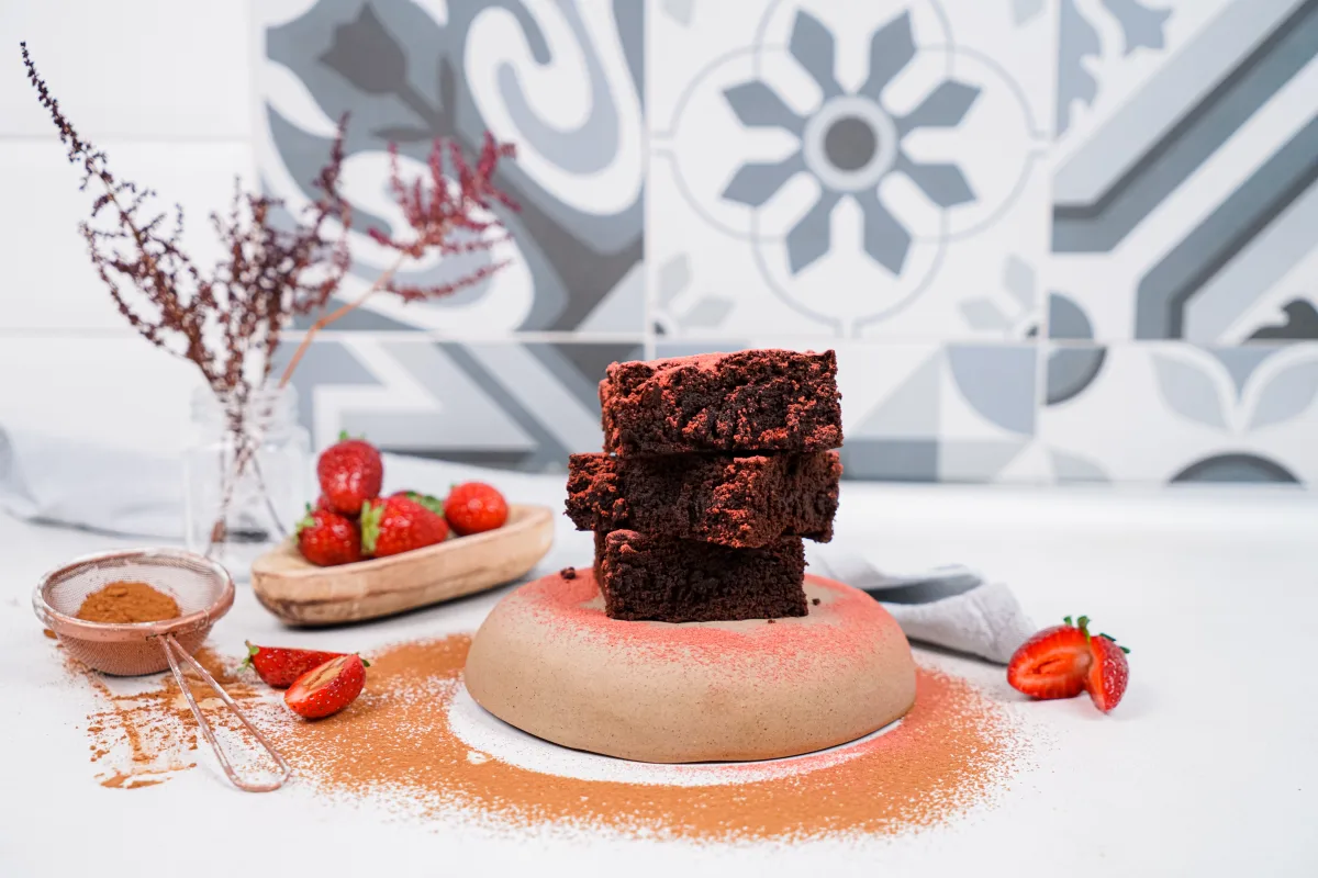 brownies maison fraises poudre cacao carrelage effet ciment fleurs sechees