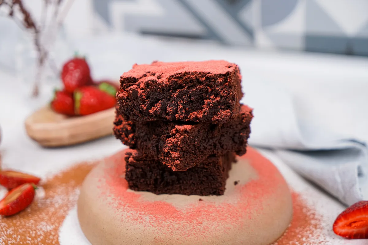 brownies poudre fraises chocolat fondu planche bois serviette dessert maison