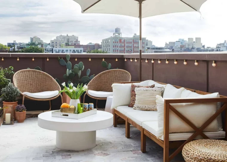 canapé en bois chaises tressées table basse blanche plantes succulentes idee deco terrasse minimaliste boheme