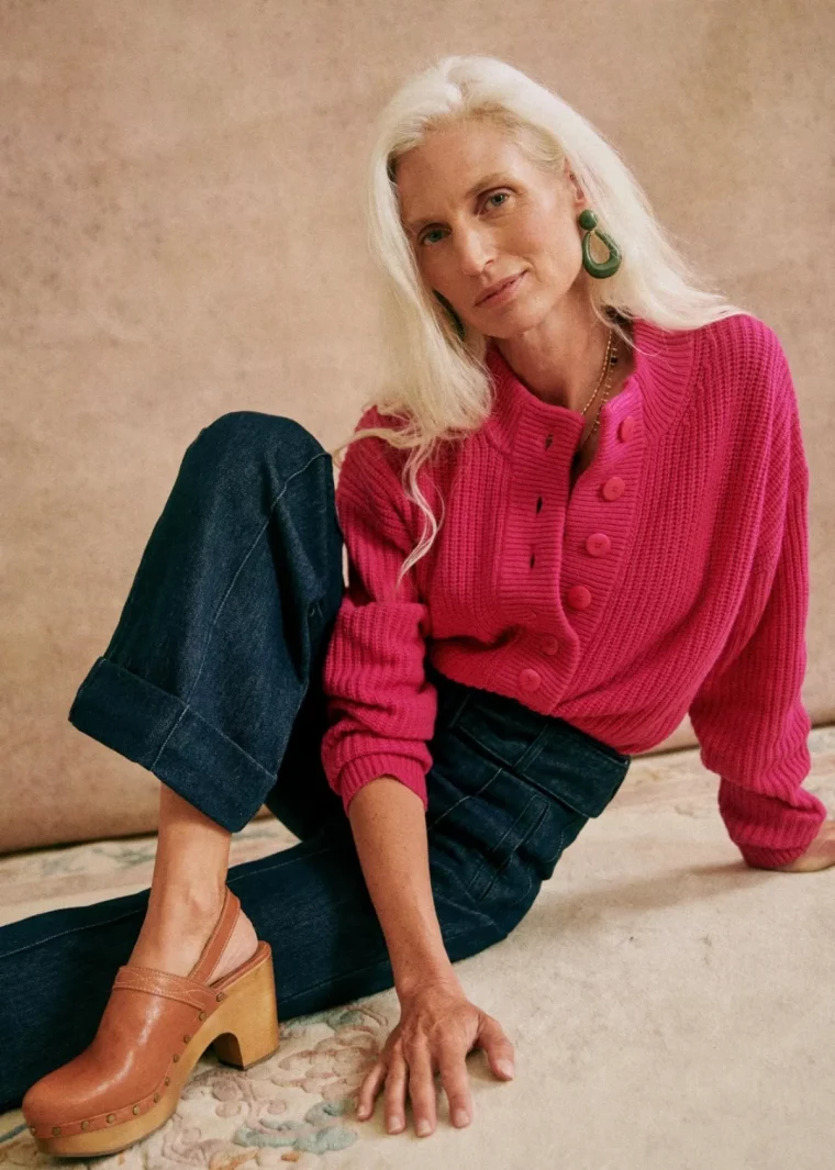 cardigan en rose fuschia jean bleu fonce outfit chic pour une femme de 50 ans