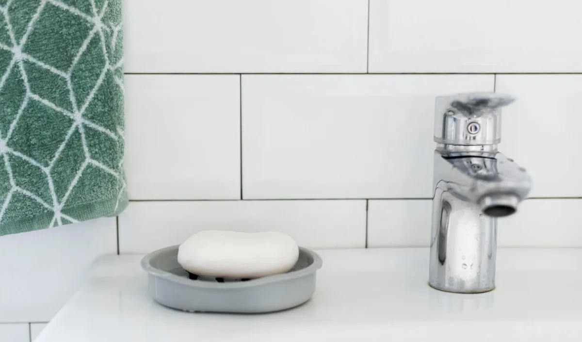 carrelage blanc serviette de bain savon lavabo blanc ceramique