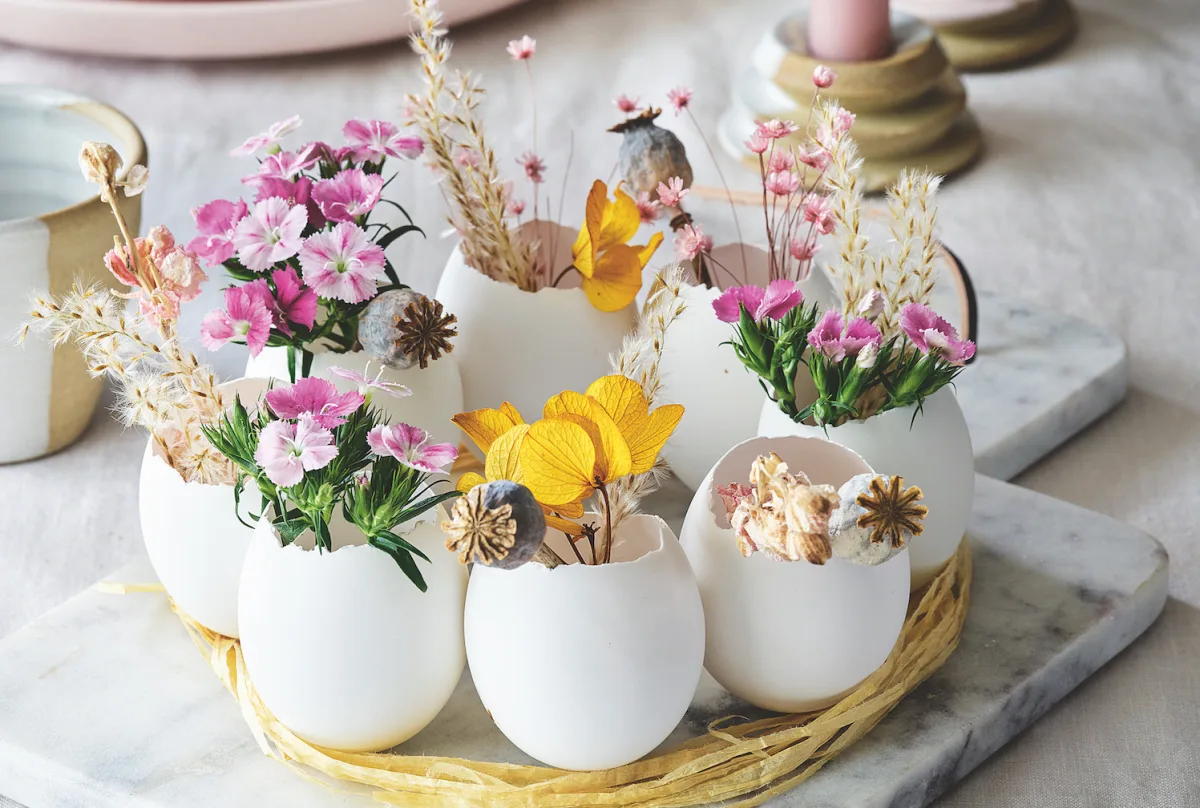 centre de table deco paques originale petits vases dans oeufs creusés fleurs champetres