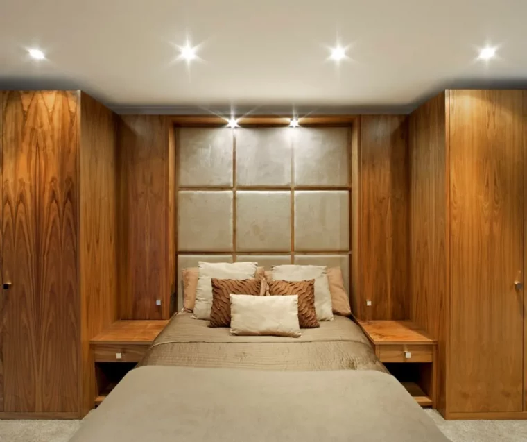 chambre avec des panneaux acoustiques en guise de tête de lit deco moderne
