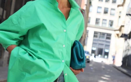 chemise verte oversize jean brut femme mode 60 ans printemps 2023