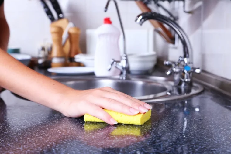 cinq erreurs a ne pas faire avec le vinaigre blanc surface décolorée cuisine