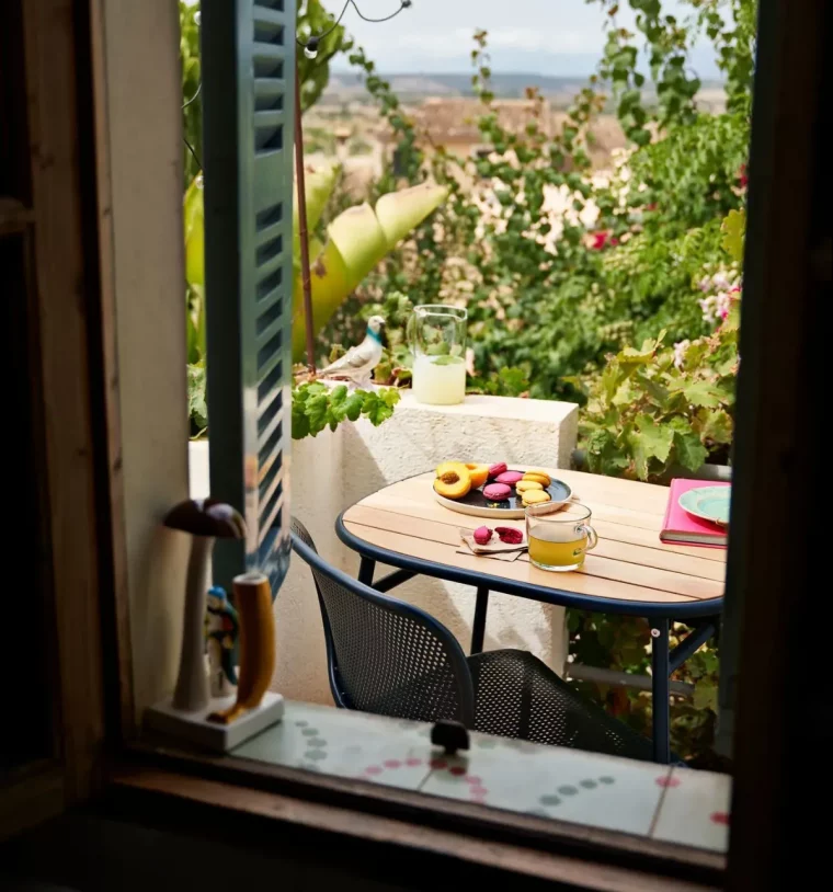 coin repas amenagement balcon ikea chaise et table noir