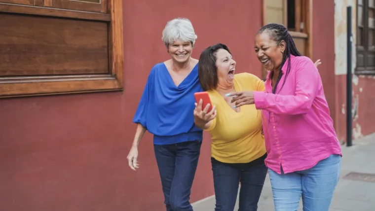 comment cahcer le ventre trois femmes avech chemises colores